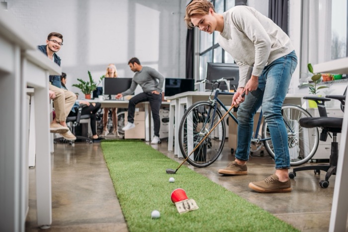 Teambuilding-Event Bürogolf - Mitarbeiter bei indoor team-sport