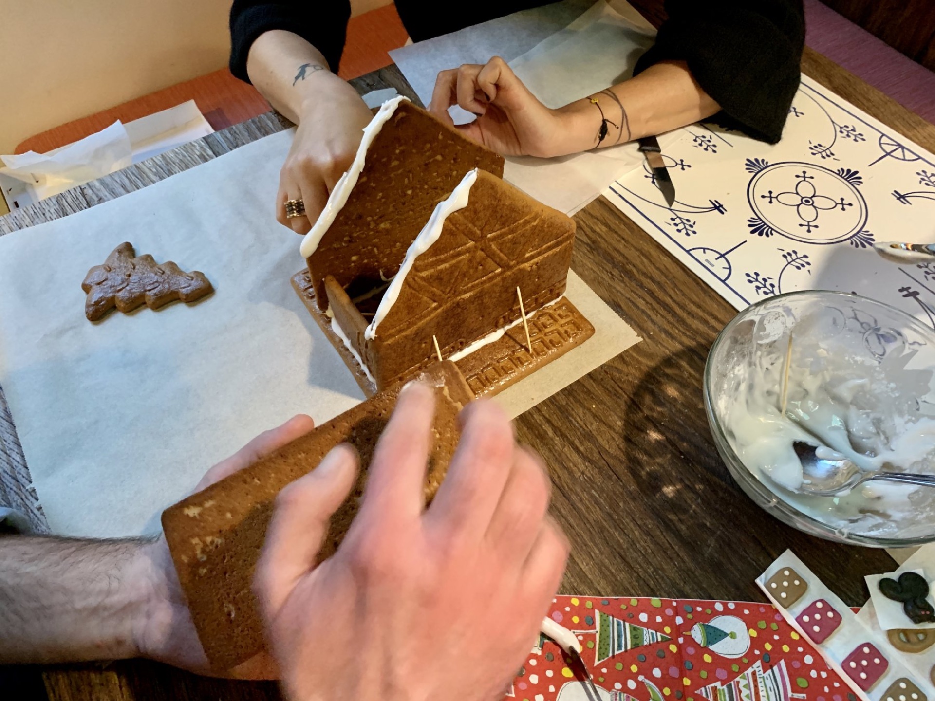 Lebkuchenhausbau: kreativ während des Teamevents