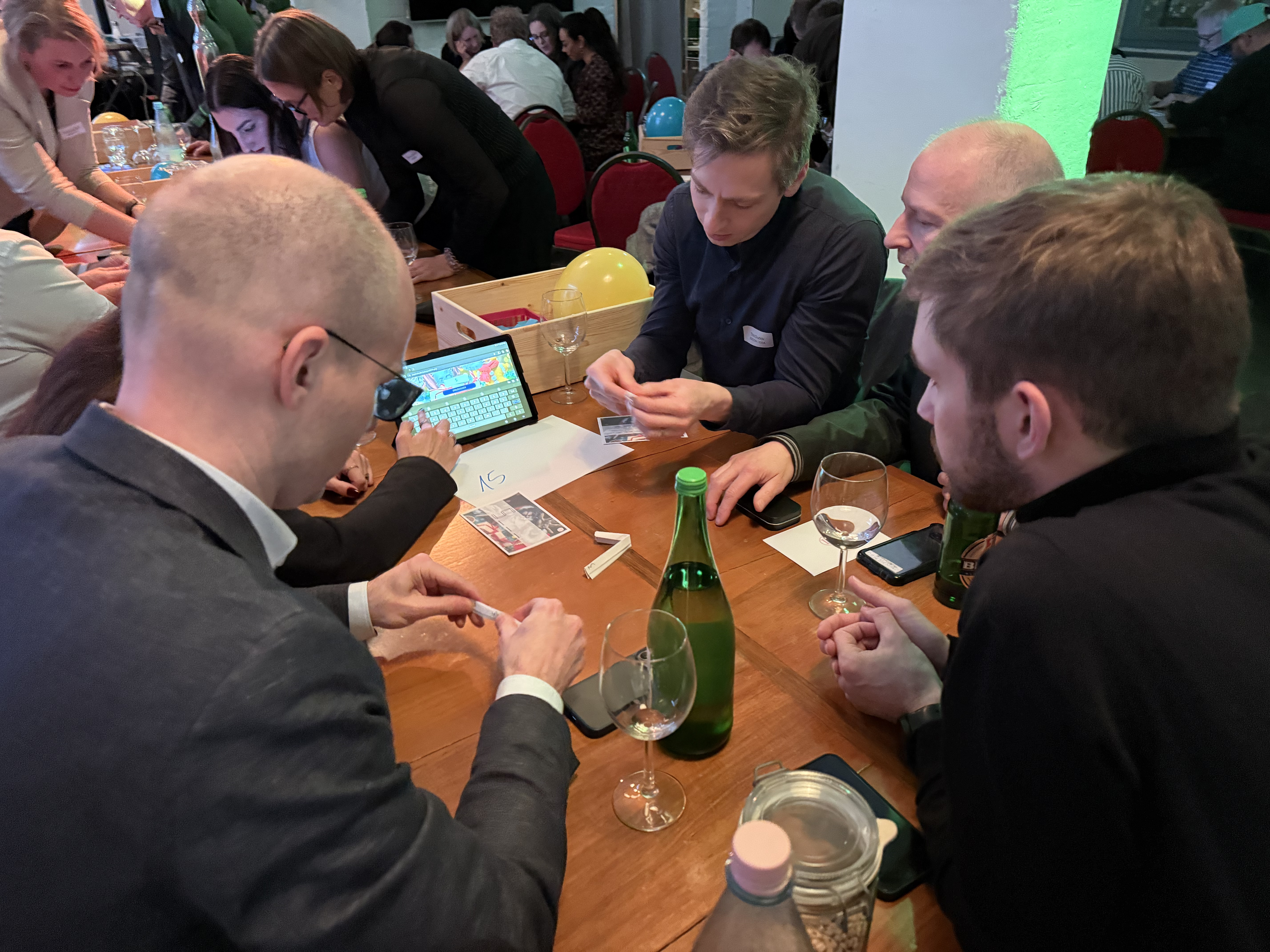 Teambuilding Quizshow: Tablet während des Teamevents